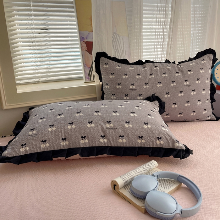 91家纺网 家纺一手货源 找家纺 迪梦姿家纺 2026新款高克重泡芙纱泡泡纱床盖款四件套系列 灰樱桃