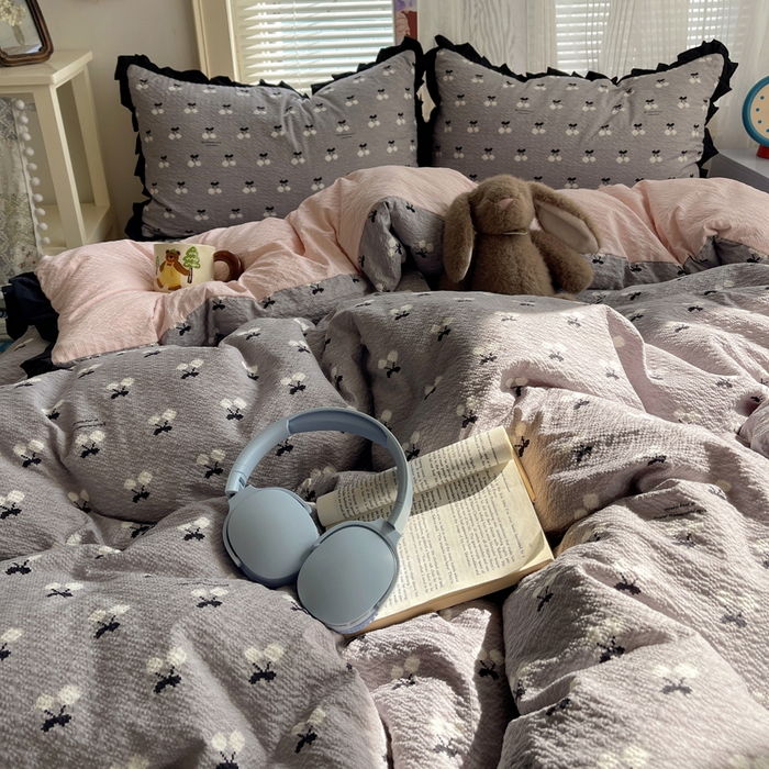 91家纺网 家纺一手货源 找家纺 迪梦姿家纺 2026新款高克重泡芙纱泡泡纱床盖款四件套系列 灰樱桃