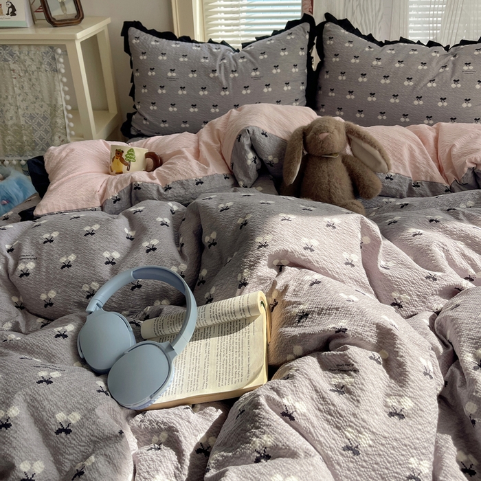 91家纺网 家纺一手货源 找家纺 迪梦姿家纺 2026新款高克重泡芙纱泡泡纱床盖款四件套系列 灰樱桃