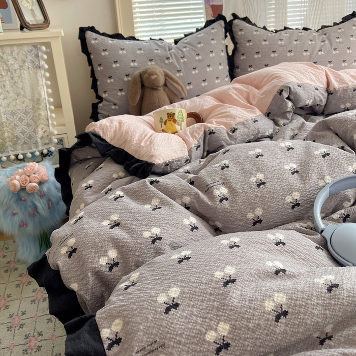 91家纺网 家纺一手货源 找家纺 迪梦姿家纺 2026新款高克重泡芙纱泡泡纱床盖款四件套系列 灰樱桃