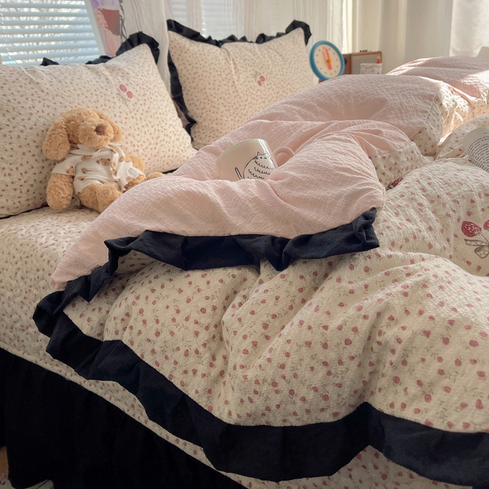 91家纺网 家纺一手货源 找家纺 迪梦姿家纺 2026新款高克重泡芙纱泡泡纱床盖款四件套系列 莓系花伐