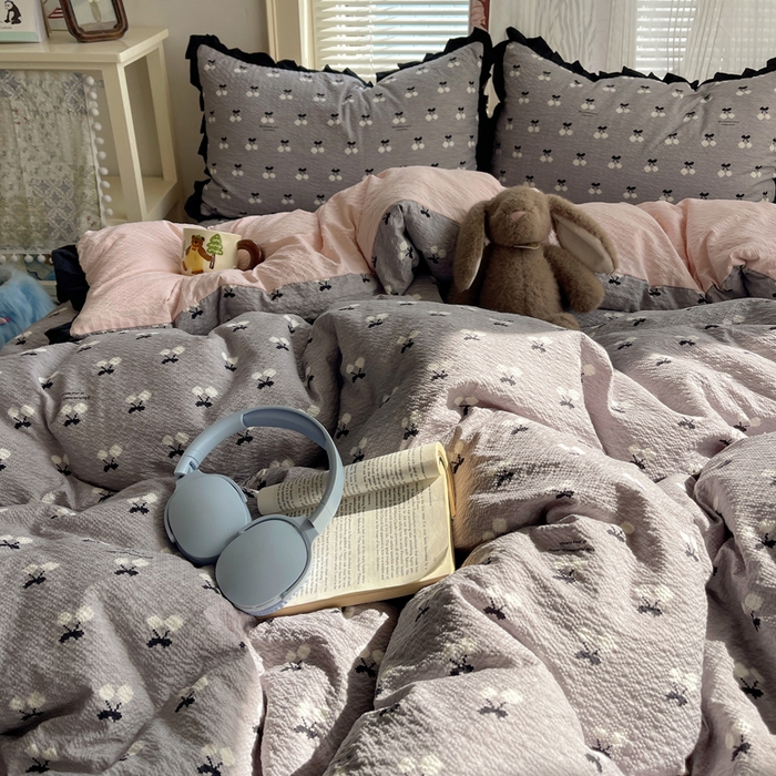 91家纺网 家纺一手货源 找家纺 迪梦姿家纺 2026新款高克重泡芙纱泡泡纱床盖款四件套系列 灰樱桃