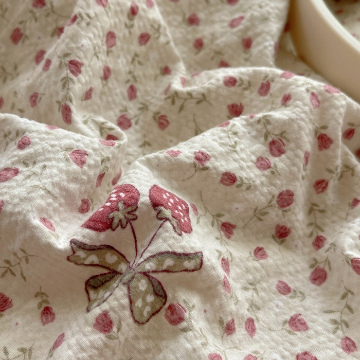 91家纺网 家纺一手货源 找家纺 迪梦姿家纺 2026新款高克重泡芙纱泡泡纱床盖款四件套系列 莓系花伐