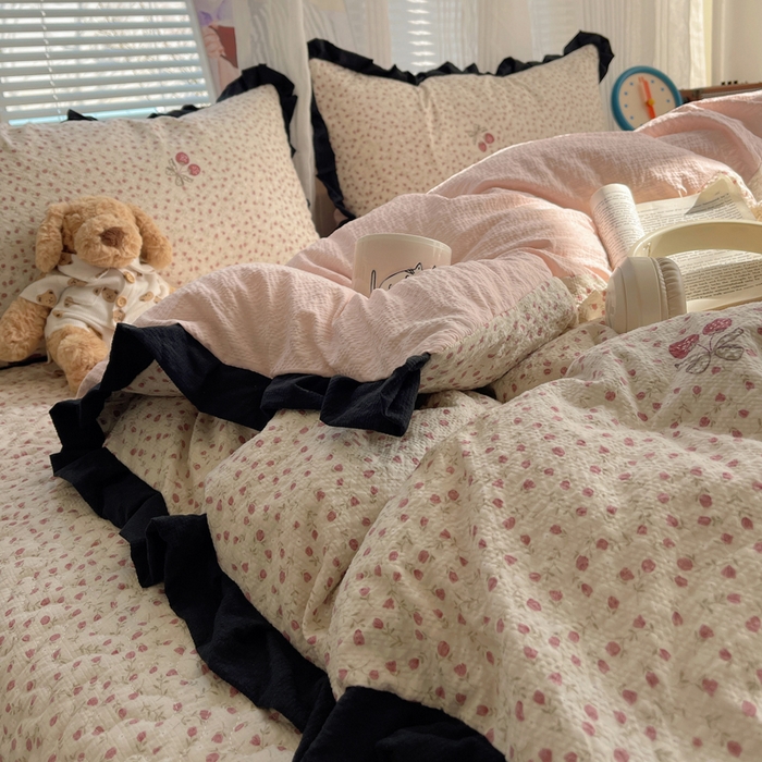 91家纺网 家纺一手货源 找家纺 迪梦姿家纺 2026新款高克重泡芙纱泡泡纱床盖款四件套系列 莓系花伐