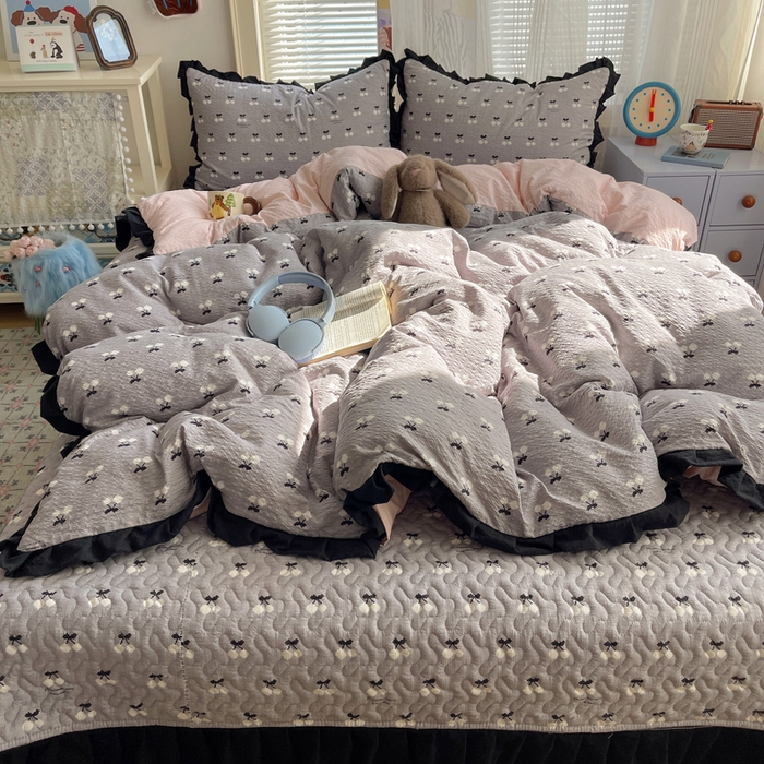 91家纺网 家纺一手货源 找家纺 迪梦姿家纺 2026新款高克重泡芙纱泡泡纱床盖款四件套系列 灰樱桃