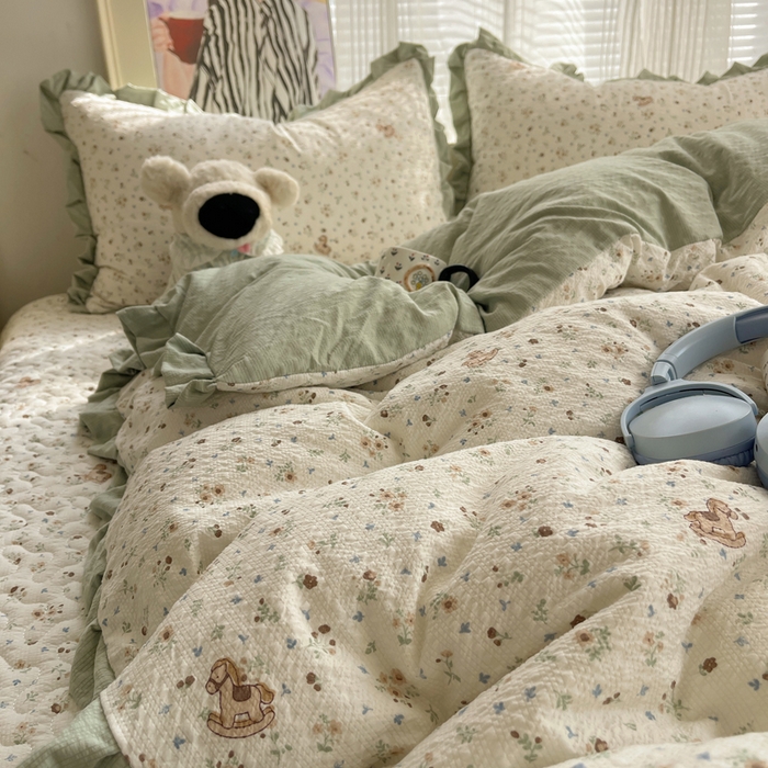 91家纺网 家纺一手货源 找家纺 迪梦姿家纺 2026新款高克重泡芙纱泡泡纱床盖款四件套系列 木马小花团