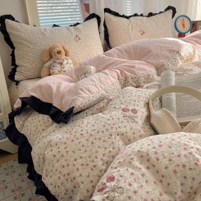 91家纺网 家纺一手货源 找家纺 迪梦姿家纺 2026新款高克重泡芙纱泡泡纱床盖款四件套系列 莓系花伐