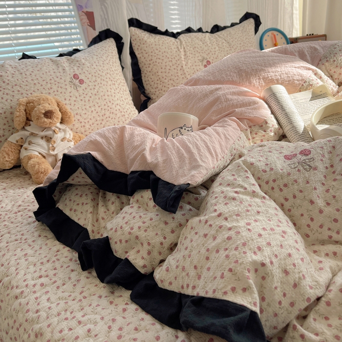 91家纺网 家纺一手货源 找家纺 迪梦姿家纺 2026新款高克重泡芙纱泡泡纱床盖款四件套系列 莓系花伐