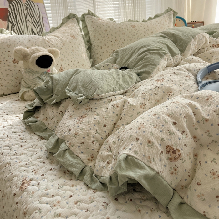 91家纺网 家纺一手货源 找家纺 迪梦姿家纺 2026新款高克重泡芙纱泡泡纱床盖款四件套系列 木马小花团