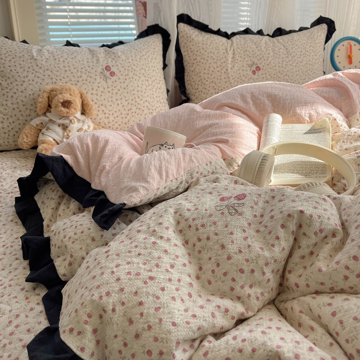 91家纺网 家纺一手货源 找家纺 迪梦姿家纺 2026新款高克重泡芙纱泡泡纱床盖款四件套系列 莓系花伐