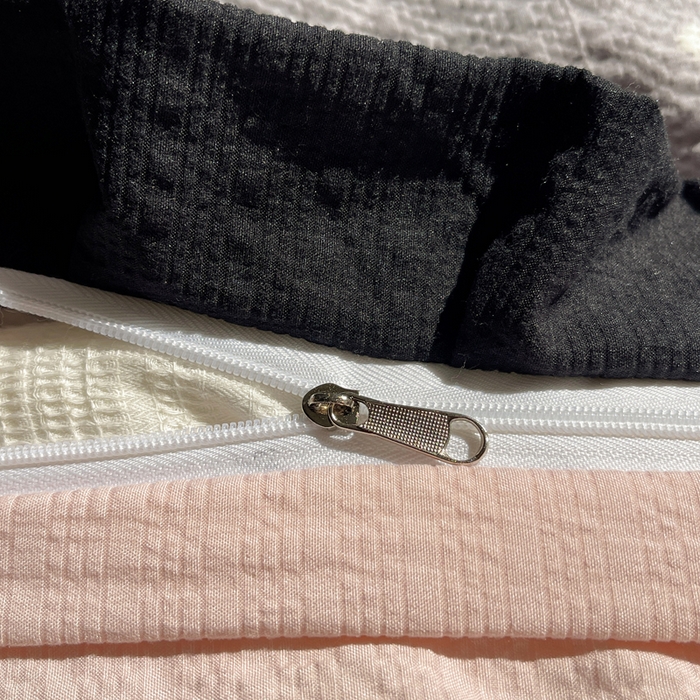 91家纺网 家纺一手货源 找家纺 迪梦姿家纺 2026新款高克重泡芙纱泡泡纱床盖款四件套系列 灰樱桃