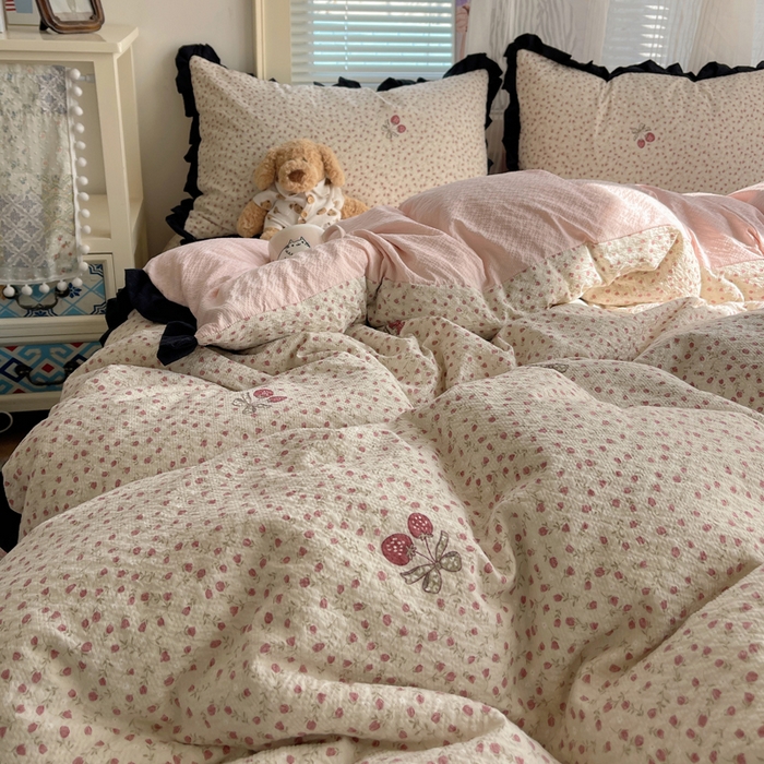 91家纺网 家纺一手货源 找家纺 迪梦姿家纺 2026新款高克重泡芙纱泡泡纱床盖款四件套系列 莓系花伐