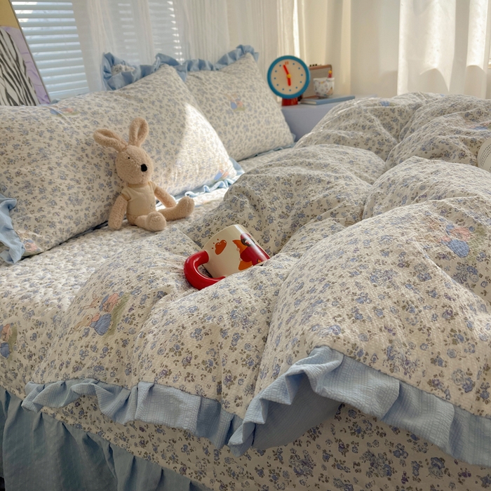 91家纺网 家纺一手货源 找家纺 迪梦姿家纺 2026新款高克重泡芙纱泡泡纱床盖款四件套系列 兔仔花田