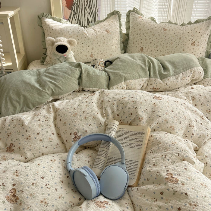 91家纺网 家纺一手货源 找家纺 迪梦姿家纺 2026新款高克重泡芙纱泡泡纱床盖款四件套系列 木马小花团