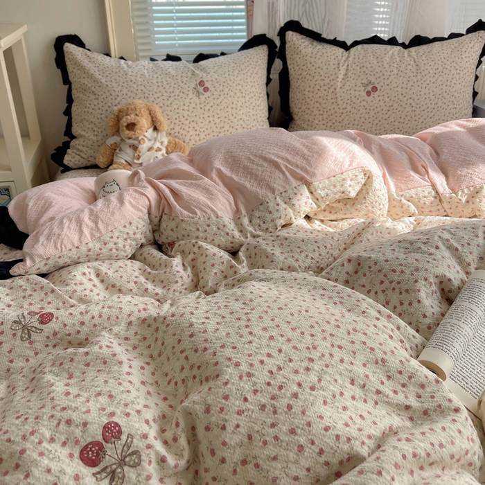 91家纺网 家纺一手货源 找家纺 迪梦姿家纺 2026新款高克重泡芙纱泡泡纱床盖款四件套系列 莓系花伐