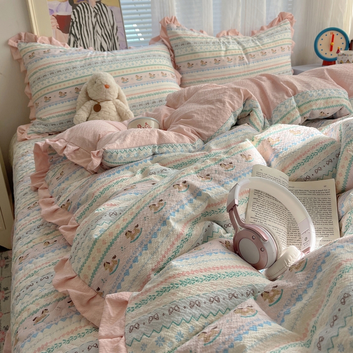 91家纺网 家纺一手货源 找家纺 迪梦姿家纺 2026新款高克重泡芙纱泡泡纱床盖款四件套系列 甜心木马卷