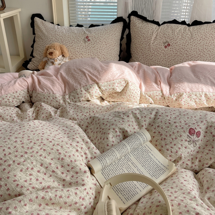 91家纺网 家纺一手货源 找家纺 迪梦姿家纺 2026新款高克重泡芙纱泡泡纱床盖款四件套系列 莓系花伐