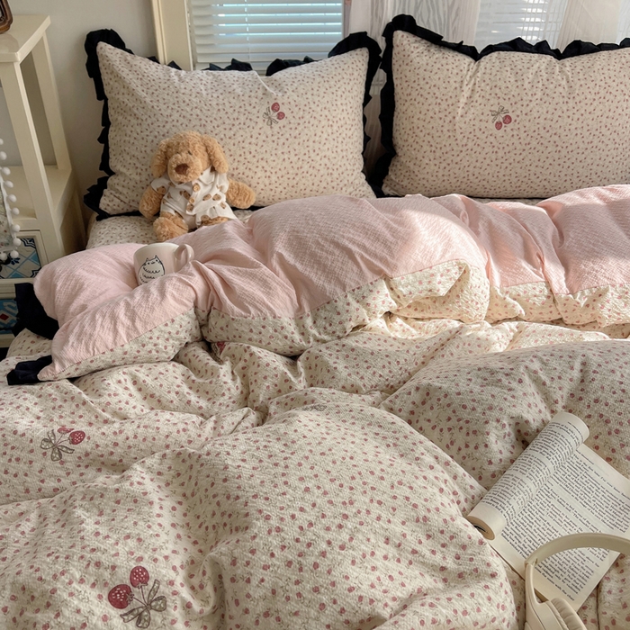 91家纺网 家纺一手货源 找家纺 迪梦姿家纺 2026新款高克重泡芙纱泡泡纱床盖款四件套系列 莓系花伐