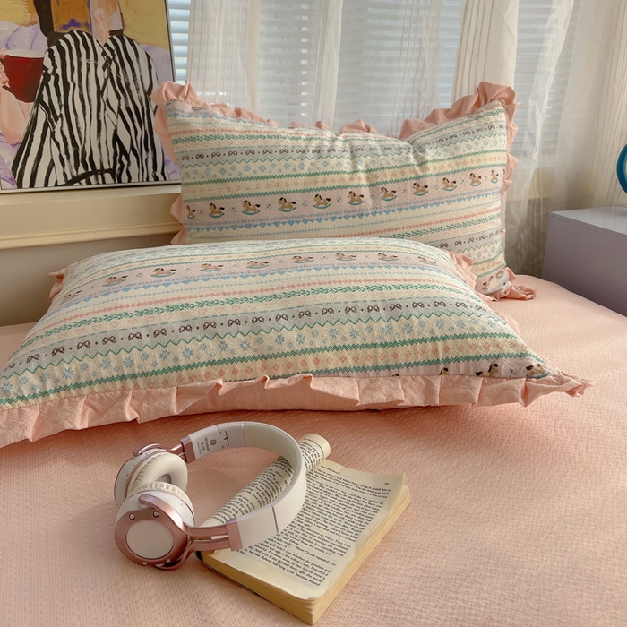 91家纺网 家纺一手货源 找家纺 迪梦姿家纺 2026新款高克重泡芙纱泡泡纱床盖款四件套系列 甜心木马卷