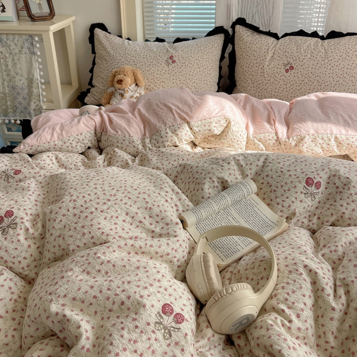 91家纺网 家纺一手货源 找家纺 迪梦姿家纺 2026新款高克重泡芙纱泡泡纱床盖款四件套系列 莓系花伐