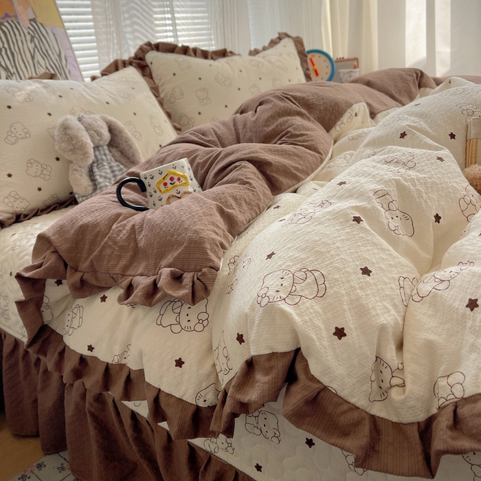 91家纺网 家纺一手货源 找家纺 迪梦姿家纺 2026新款高克重泡芙纱泡泡纱床盖款四件套系列 描线小猫咖