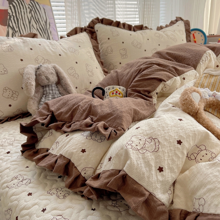 91家纺网 家纺一手货源 找家纺 迪梦姿家纺 2026新款高克重泡芙纱泡泡纱床盖款四件套系列 描线小猫咖