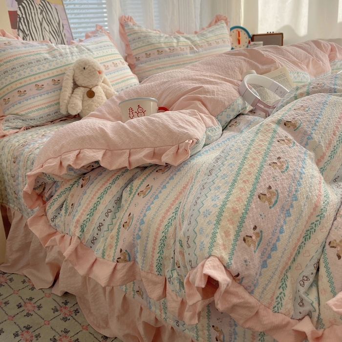 91家纺网 家纺一手货源 找家纺 迪梦姿家纺 2026新款高克重泡芙纱泡泡纱床盖款四件套系列 甜心木马卷