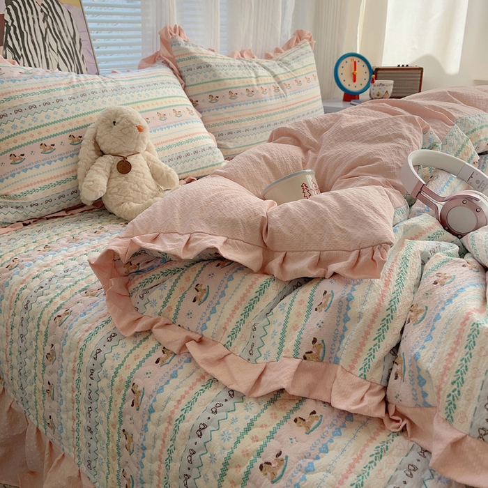 91家纺网 家纺一手货源 找家纺 迪梦姿家纺 2026新款高克重泡芙纱泡泡纱床盖款四件套系列 甜心木马卷