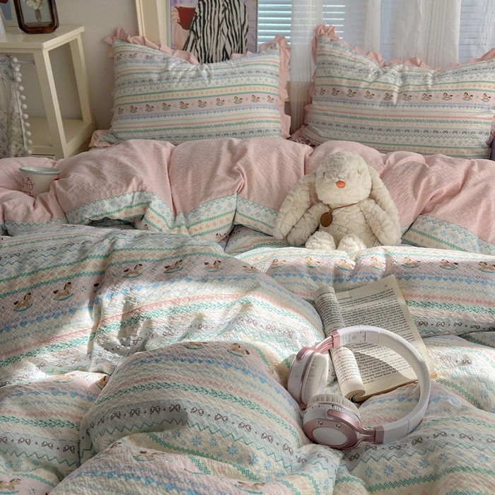 91家纺网 家纺一手货源 找家纺 迪梦姿家纺 2026新款高克重泡芙纱泡泡纱床盖款四件套系列 甜心木马卷