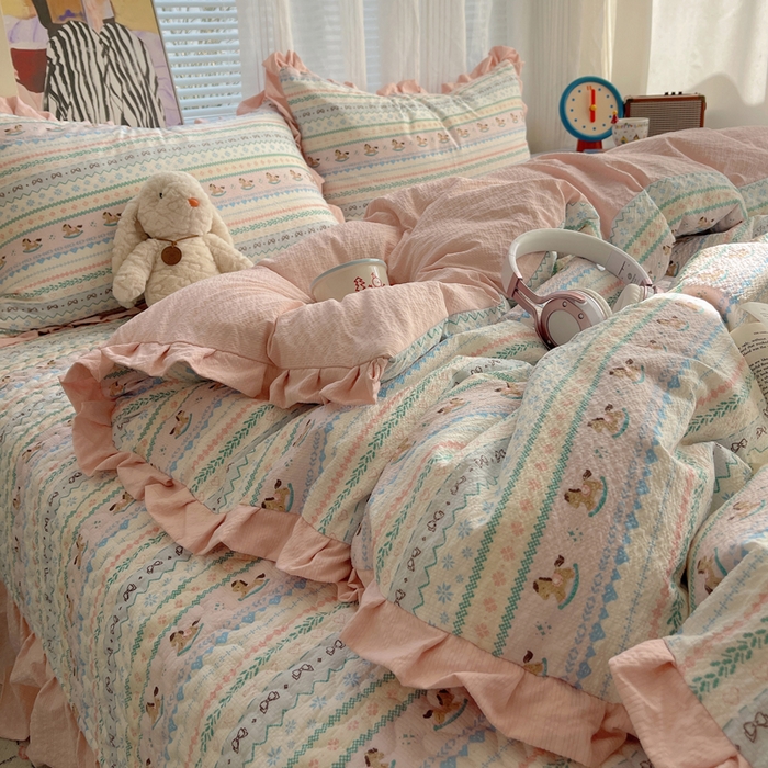 91家纺网 家纺一手货源 找家纺 迪梦姿家纺 2026新款高克重泡芙纱泡泡纱床盖款四件套系列 甜心木马卷