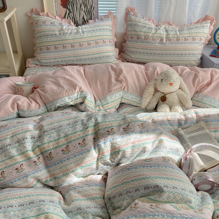 91家纺网 家纺一手货源 找家纺 迪梦姿家纺 2026新款高克重泡芙纱泡泡纱床盖款四件套系列 甜心木马卷