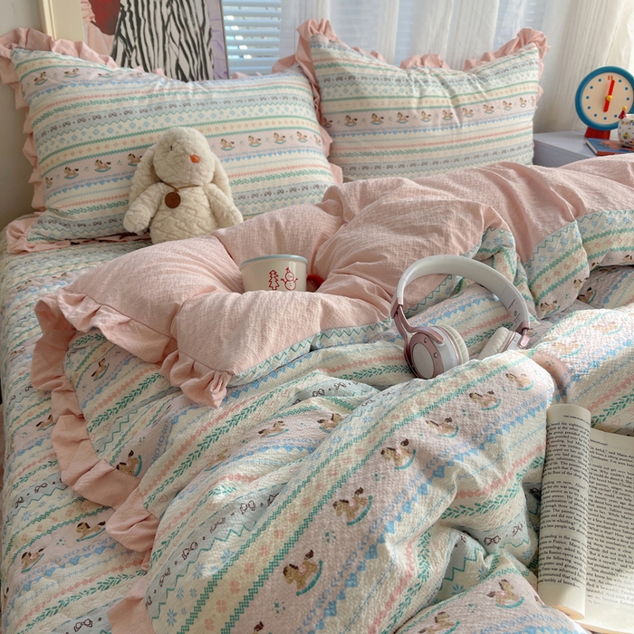 91家纺网 家纺一手货源 找家纺 迪梦姿家纺 2026新款高克重泡芙纱泡泡纱床盖款四件套系列 甜心木马卷