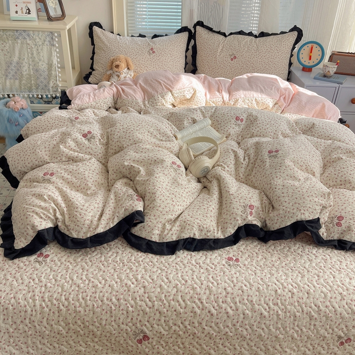 91家纺网 家纺一手货源 找家纺 迪梦姿家纺 2026新款高克重泡芙纱泡泡纱床盖款四件套系列 莓系花伐