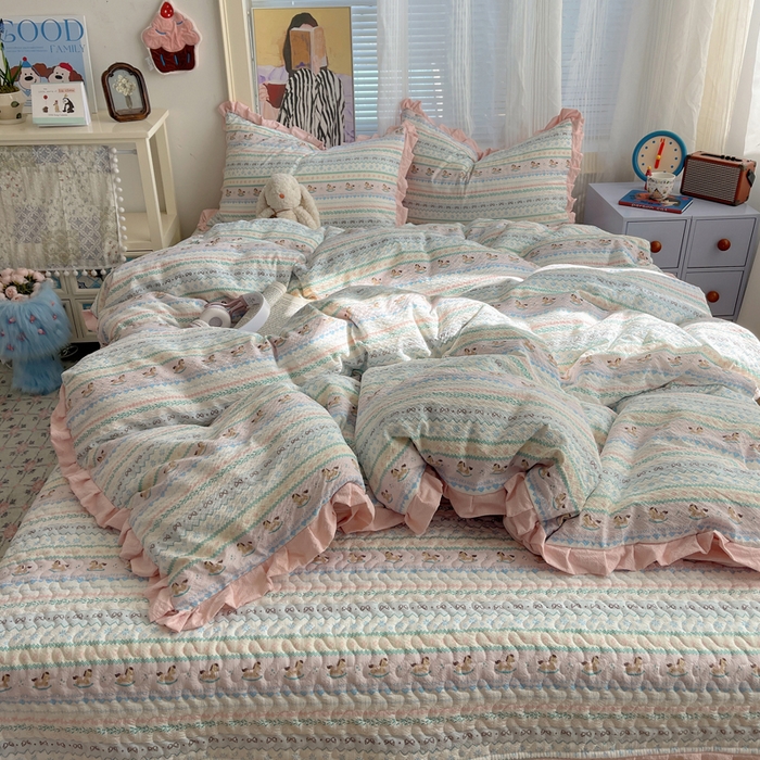 91家纺网 家纺一手货源 找家纺 迪梦姿家纺 2026新款高克重泡芙纱泡泡纱床盖款四件套系列 甜心木马卷