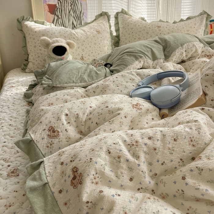 91家纺网 家纺一手货源 找家纺 迪梦姿家纺 2026新款高克重泡芙纱泡泡纱床盖款四件套系列 木马小花团