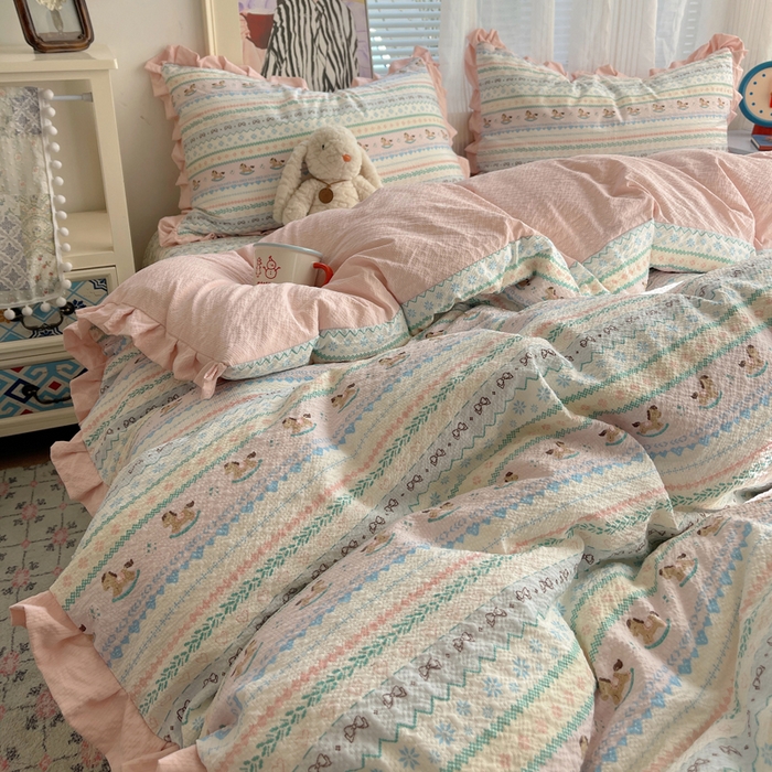 91家纺网 家纺一手货源 找家纺 迪梦姿家纺 2026新款高克重泡芙纱泡泡纱床盖款四件套系列 甜心木马卷