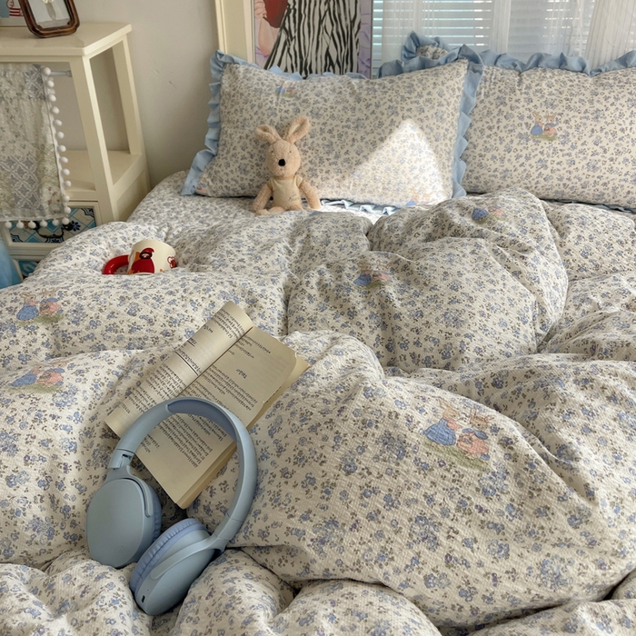 91家纺网 家纺一手货源 找家纺 迪梦姿家纺 2026新款高克重泡芙纱泡泡纱床盖款四件套系列 兔仔花田