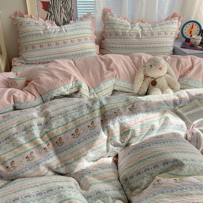 91家纺网 家纺一手货源 找家纺 迪梦姿家纺 2026新款高克重泡芙纱泡泡纱床盖款四件套系列 甜心木马卷