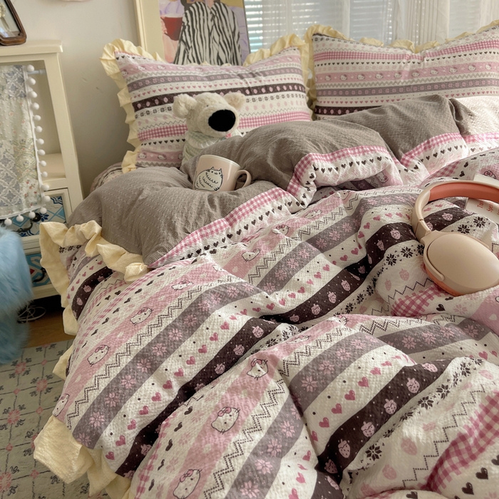 91家纺网 家纺一手货源 找家纺 迪梦姿家纺 2026新款高克重泡芙纱泡泡纱床盖款四件套系列 猫咪集粉