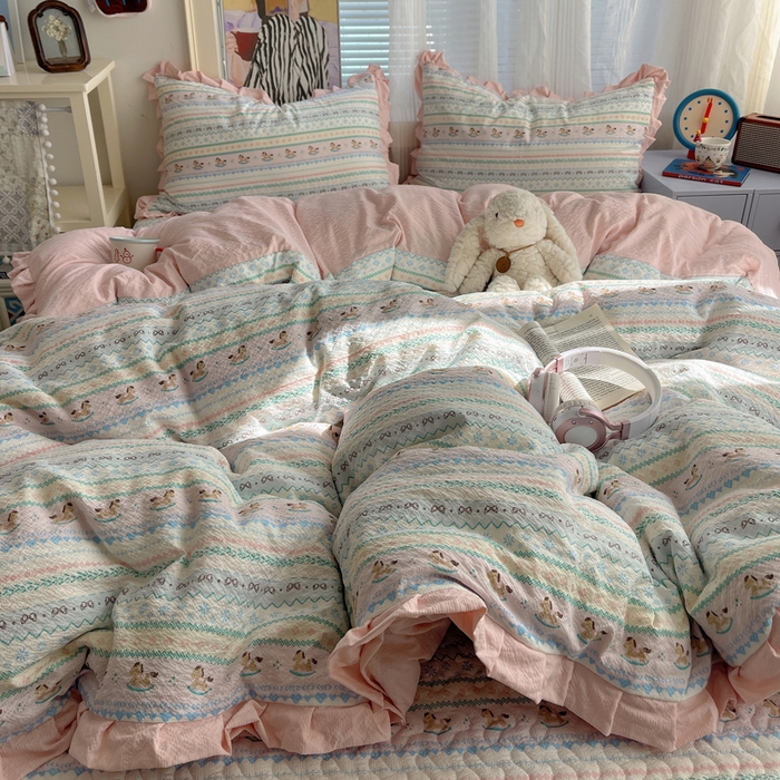 91家纺网 家纺一手货源 找家纺 迪梦姿家纺 2026新款高克重泡芙纱泡泡纱床盖款四件套系列 甜心木马卷