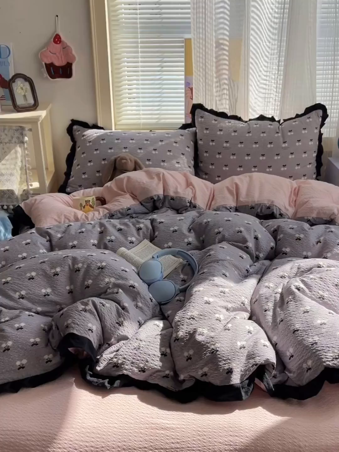 91家纺网 家纺一手货源 找家纺 迪梦姿家纺 2026新款高克重泡芙纱泡泡纱床盖款四件套系列 灰樱桃