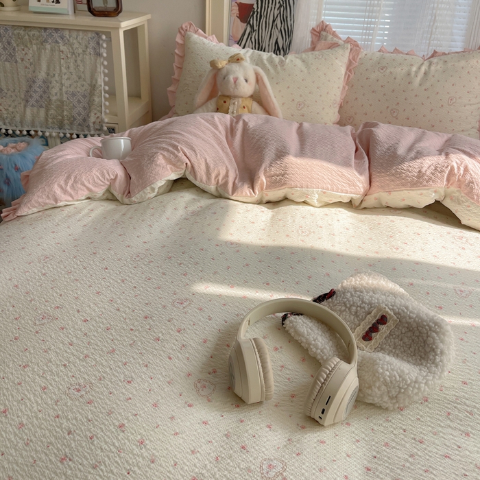 91家纺网 家纺一手货源 找家纺 迪梦姿家纺 2026新款高克重泡芙纱泡泡纱床单款四件套系列 春日甜桃心米