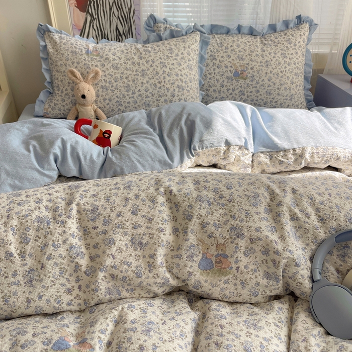 91家纺网 家纺一手货源 找家纺 迪梦姿家纺 2026新款高克重泡芙纱泡泡纱床单款四件套系列 兔仔花田