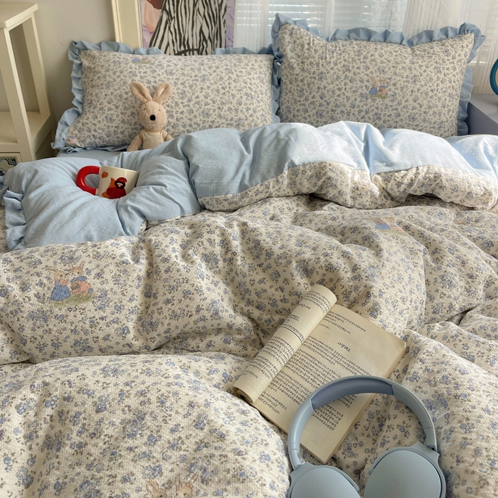 91家纺网 家纺一手货源 找家纺 迪梦姿家纺 2026新款高克重泡芙纱泡泡纱床单款四件套系列 兔仔花田