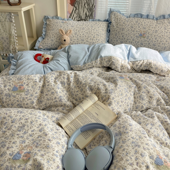 91家纺网 家纺一手货源 找家纺 迪梦姿家纺 2026新款高克重泡芙纱泡泡纱床单款四件套系列 兔仔花田