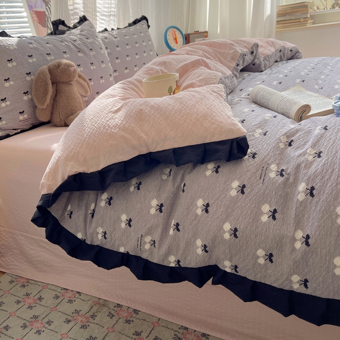 91家纺网 家纺一手货源 找家纺 迪梦姿家纺 2026新款高克重泡芙纱泡泡纱床单款四件套系列 灰樱桃