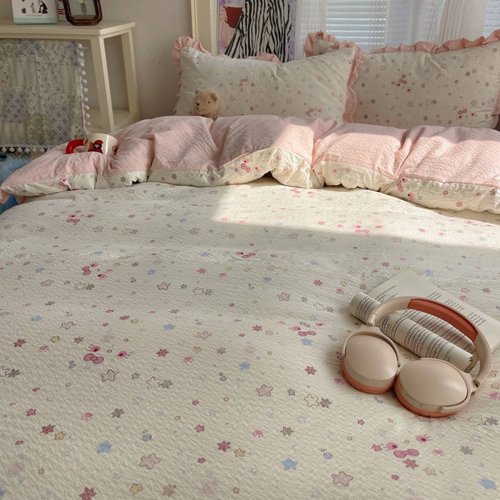 91家纺网 家纺一手货源 找家纺 迪梦姿家纺 2026新款高克重泡芙纱泡泡纱床单款四件套系列 躲猫猫