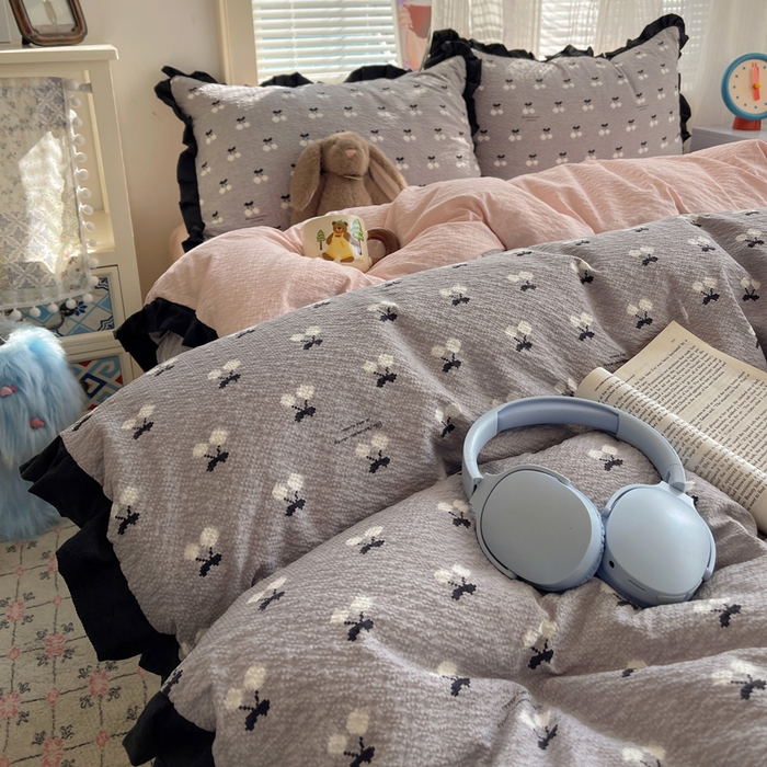 91家纺网 家纺一手货源 找家纺 迪梦姿家纺 2026新款高克重泡芙纱泡泡纱床单款四件套系列 灰樱桃