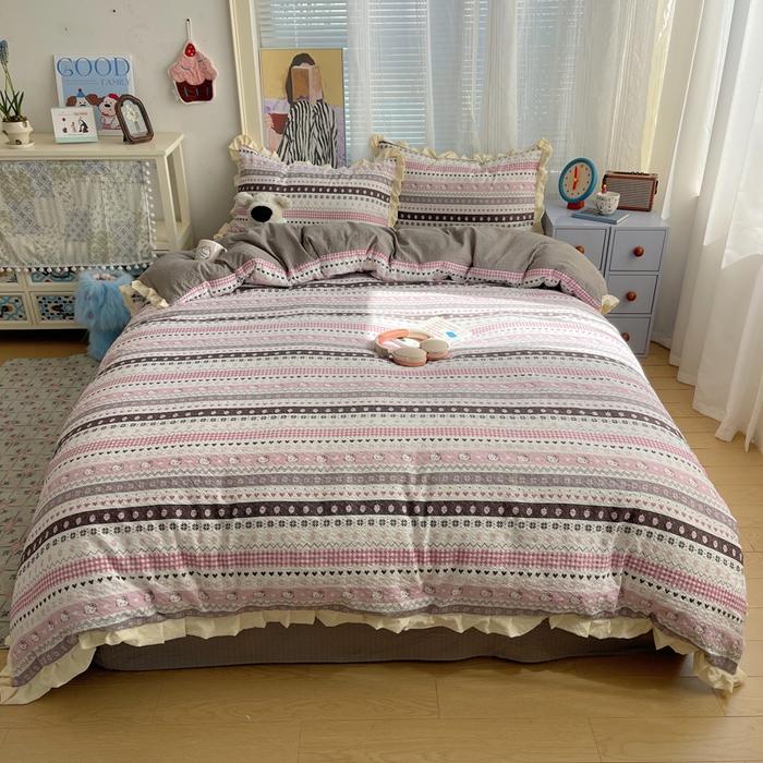 91家纺网 家纺一手货源 找家纺 迪梦姿家纺 2026新款高克重泡芙纱泡泡纱床单款四件套系列 猫咪集粉