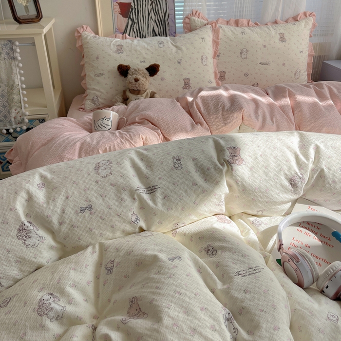 91家纺网 家纺一手货源 找家纺 迪梦姿家纺 2026新款高克重泡芙纱泡泡纱床单款四件套系列 悦悦小兔